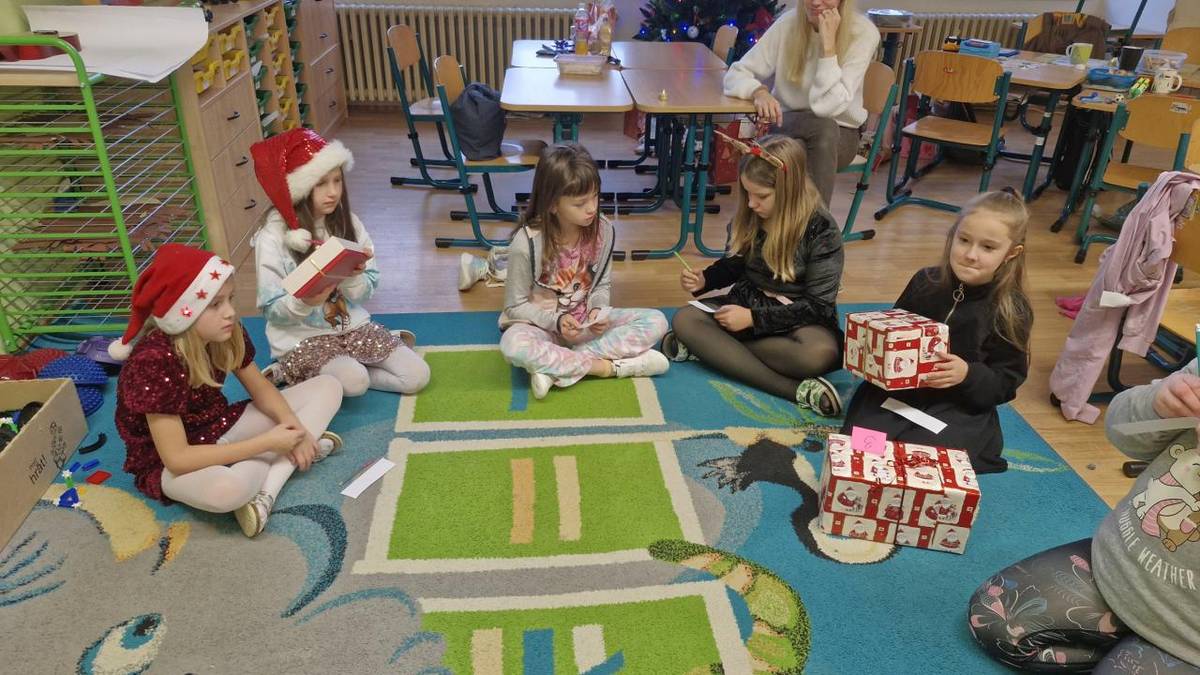 Poslední školní den před Vánoci jsme hráli hry, poznávali tajný dárek jen podle zvuku, vyprávěli jsme si legendu o narození Ježíše, shlédli vánoční příběh a zvládli jsme společně doplnit tajenku s novými znalostmi. Nechybělo ani rozdávání dárečků a ochutnávka cukroví.