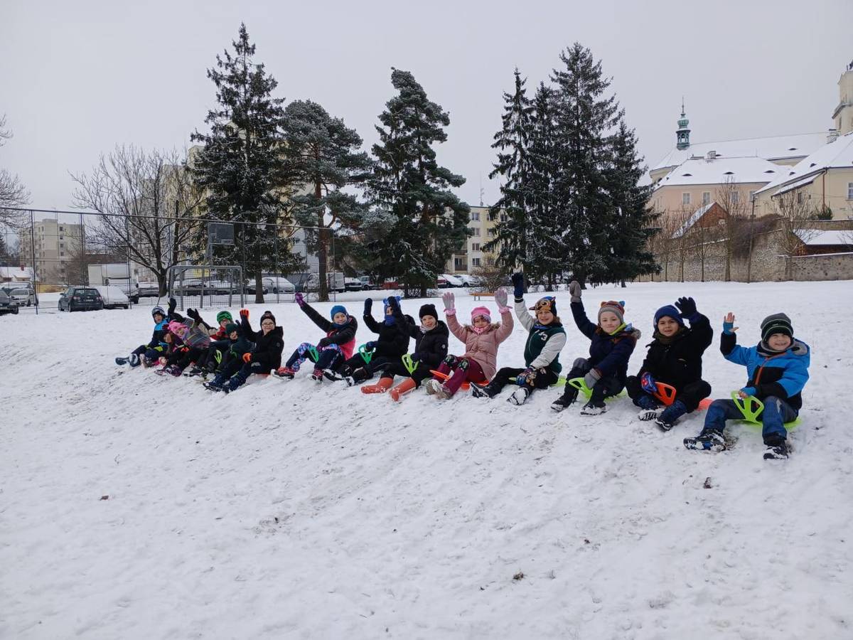 Závody v jízdě na kluzáku, hod koulí na cíl a stavby ze sněhu, to byla letošní olympiáda, kterou jsme si pořádně užili.