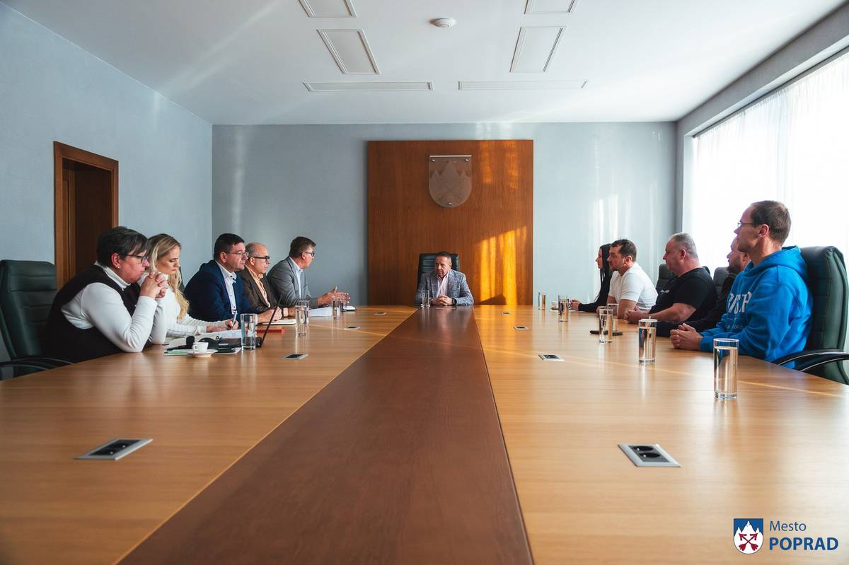 Vo štvrtok 8.12.2025 sa na mestskom úrade stretol primátor mesta Anton Danko a vedúci zamestnanci MsÚ s členmi komisie zastupujúcej športové kluby v meste Poprad. Na sklonku minulého roku si ju zvolilo 42 zástupcov športových subjektov s cieľom pripraviť návrh na nový systém prideľovania dotácií na šport v meste Poprad.   „Kluby, ktoré sa uchádzajú o dotáciu musia doložiť  počet členov v jednotlivých federáciách alebo vo zväzoch za predchádzajúci rok. Na základe počtu členov sa bude prerozdeľovať 80 % financií. 20 % zo sumy, ktorú má mesto vyčlenenú na podporu športu, bude zohľadňovať dosiahnuté umiestnenia na Majstrovstvách Slovenska, európskych či svetových pohároch a podobne.  Samozrejme, kluby, ktoré robia kolektívne športy dostanú viac peňazí ako kluby so zameraním na individuálne športy. Mesto jednoznačne podporuje šport a bolo potrebné nájsť nejaký kľúč prerozdeľovania financií. Je to prvotné nastavenie a uvidíme, čo ukáže budúcnosť,“ uviedol jeden z členov komisie, Jozef Lenčeš z Judo Club Katsudo Poprad ecc.  Úlohou kompetentných zamestnancov mesta bude tento návrh zakomponovať do nového všeobecne záväzného nariadenia, ktoré bude predložené na schválenie mestskému zastupiteľstvu vo februári tohto roka.  „Prideľovanie dotácií na šport nemôže byť v žiadnom prípade politickou témou. Preto sme pristúpili k tomu najdemokratickejšiemu riešeniu, a to osloviť samotných športovcov, aby si kľúč prerozdeľovania peňazí stanovili sami. Myslím, že takáto demokraticky kreovaná tvorba obsahu VZN nemá na Slovensku obdoby. Očakávam, že aj naši poslanci budú akceptovať názor samotných športovcov,“ povedal primátor Anton Danko.