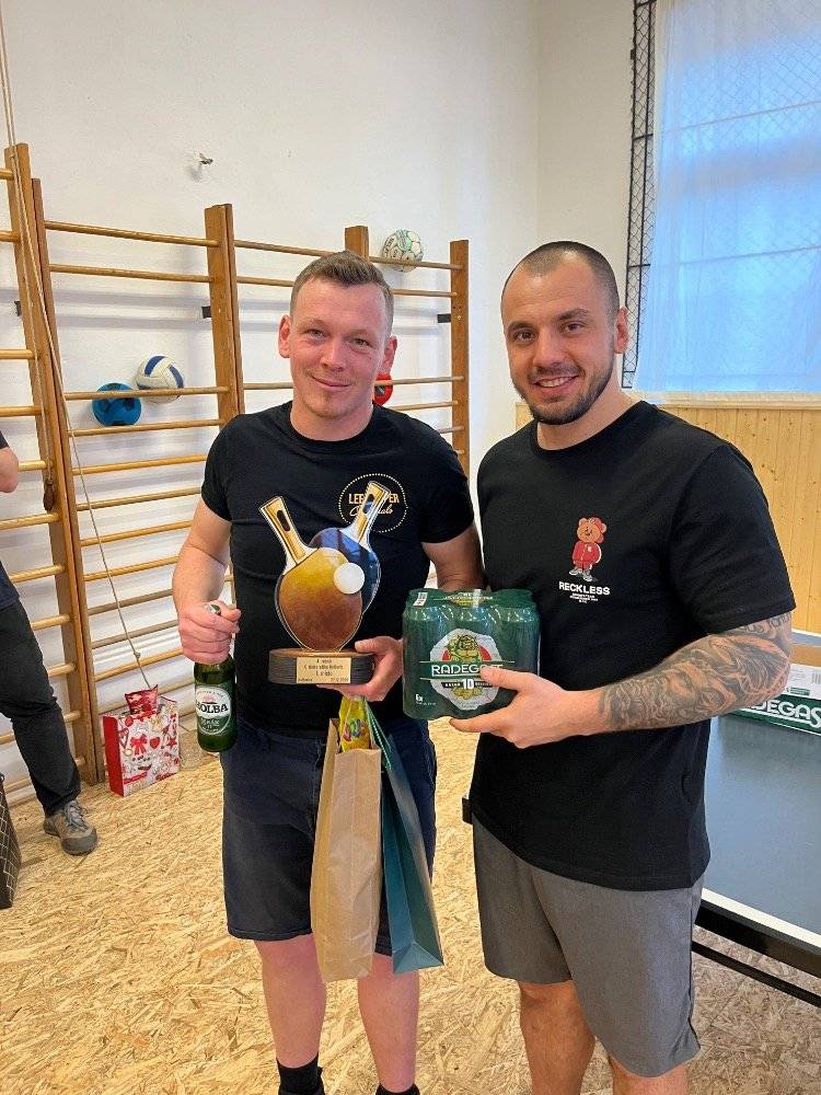 Po roční přestávce se v sobotu 27.12. tento „Vánoční“ turnaj ve stolním tenise vrátil do opravených prostor místní tělocvičny. 4. ročníku se zúčastnilo 12 hráčů a 2 hráčky. Turnaj byl rozlosován do dvou skupin, ze kterých postupovali hráči na 1.-4. místě do finálových bojů. Ostatní hráči potom bojovali o konečné pořadí v turnaji. 4. ročník ovládl bez jediného prohraného zápasu bývalý občan Holčovic a hráč TJ Tatran Holčovice Josef „Messiáš“ Šuráň. Za zmínku stojí zlepšené výkony pravidelných účastníků turnaje, kdy Daniel Mikala se oproti loňskému 9. místu umístil na 3. místě, Petr Šarman se z 13. místa letos umístil na 8. místě. Uznání patří i dvěma Ditám, které statečně vzdorovali mužské přesile. Celkové pořadí turnaje: 1. Josef Šuráň, 2. Martin Hradil, 3. Daniel Mikala, 4. Vašek Eichler, 5. David Vládek, 6. Zdeněk Vyležík, 7. Dita Krčová, 8. Petr Šarman, 9. Mojmír Drábek, 10. Aleš Prchal, 11. Michal Moravčík, 12. Daniel Kiss, 13. Jakub Moravčík a 14. místo Dita Mikalová. Děkujeme všem účastníkům, kteří se turnaje zúčastnili a za bohaté domácí občerstvení. Fotogalerie z turnaje.