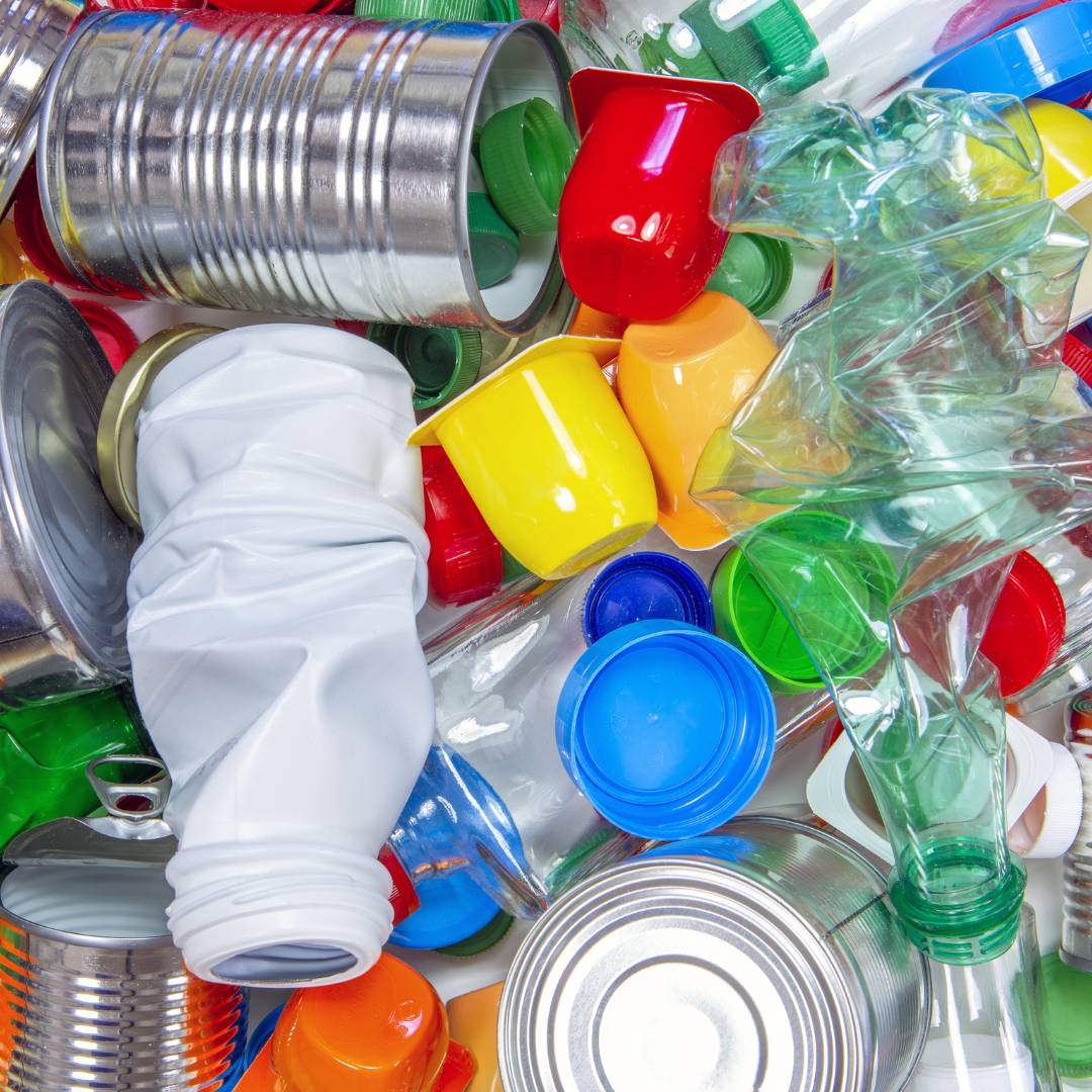 Obyvatelia zberového okruhu č. 3, pozor! V roku 2026 sa mení deň zberu separovaného odpadu. Zber už neprebieha v sobotu, ale v stredu.     Vrecia s triedeným odpadom vyložte najneskôr do 6.00 hod. v deň zberu.     Zberový okruh č. 3 – streda Necpalská cesta, Puškinova, B. Slančíkovej, Hrnčiarska, Medzibriežková, C. Majerníka, Veterná, Partizánska, Povstalecká, J. Záborského, Rovná, M. Medveckej, M. Benku, Jánošíková, Koncová, K. Kuzmányho, Odbojárov, S. Mečiara, J. Gramantíka, Bottova, Skrytá, J. Alexyho, K. Nováckeho, Mariánska, Zahradnícka, Vinohradnícka, Bôrová, Jaseňová, Jedľová, Rakytová, Hrabová, Lipová, Buková, Smreková, Dubová, Na Karasiny, Agátová, Bazová, I. Vysočana, Na Stráňach, Prírodná, Včelárska, T. Vansovej, Nová, Zdravotnícka, Lúčna, Stavbárov, Traťová, Staničná, Športová, Železničiarska, Krátka, Kvetná.     Kalendár zberu IBV 2026 nájdete na webovej stránke mesta: https://prievidza.sk/.../separacia-odpadov-v-castiach-s-ibv/     Ďakujeme, že triedite odpad!