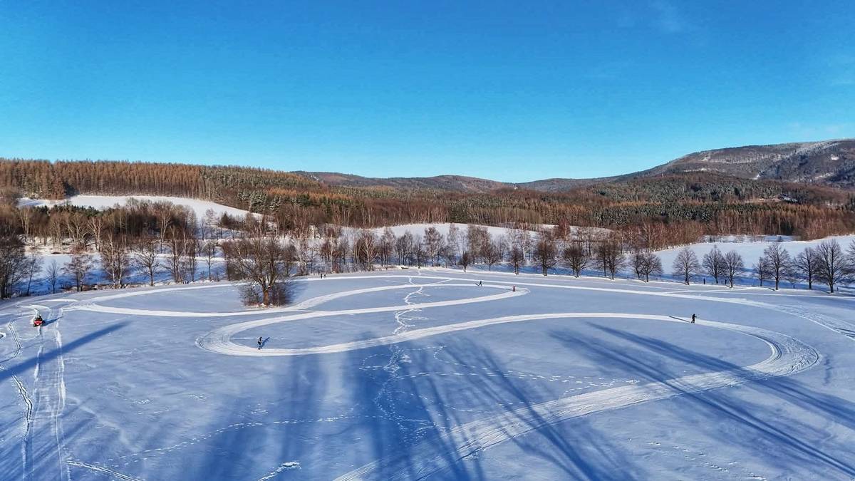 Každý den pro vás s Hasiči Hejnice upravujeme lyžařské trasy na loukách za fotbalovým hřištěm v Hejnicích. Jak to vypadá se můžete podívat v tomto videu ze sobotní úpravy. Včerejší novinka, k dosavadnímu kolečku na první louce o 900 metrech přibyla i nová dráha za cestou na druhé louce, kde je namotán had dráhy o délce 2,6 km. Prozatím kvůli prašanu pouze úprava na manšestr, ale zítra se tam díky oteplení vykrojí i stopa na klasiku. Děkujeme za zapůjčení i této části louky, PROSÍME O DODRŽOVÁNÍ VSTUPU POUZE PŘES OTEVŘENOU BRÁNU ZA POSLEDNÍM DOMEM.  Připomínáme, že parkovat je možné jak na krajnici silnice u dráhy, tak také vedle u fotbalového hřiště případně u sídliště. Tratě jsou vzdáleny jen 500 metrů od vlakového nádraží Bílý Potok. Přesné umístění je zde - https://mapy.com/s/lazopaholu  Tak hodně radosti z pohybu na lyžích a užívejte si tratě dokud počasí dovolí.