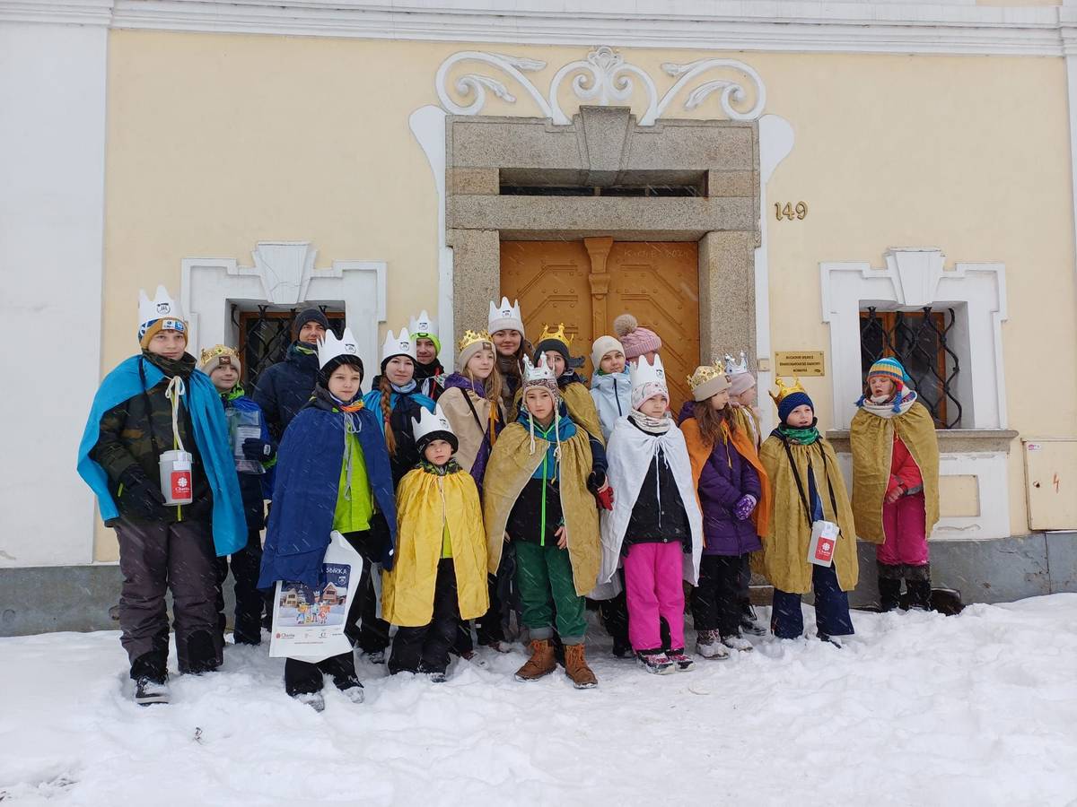 Rádi bychom touto cestou chtěli poděkovat všem, kteří se v sobotu 10. ledna podíleli na konání tradiční Tříkrálové sbírky. Letošní výtěžek dosáhl krásné částky 47 162 Kč. Děkujeme především štědrým dárcům z řad našich občanů za jejich finanční příspěvky.  Zvláštní uznání patří všem malým i velkým koledníkům za jejich čas a nadšení. Velmi si vážíme také práce organizátorek, paní Markéty Pokorné a Jany Korábkové, bez jejichž nasazení by se sbírka v takovém rozsahu nemohla uskutečnit. Vybrané prostředky budou prostřednictvím Charity ČR využity na pomoc těm, kteří to nejvíce potřebují.