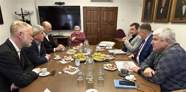 Pelhřimovskou radnici navštívil ve čtvrtek 8. ledna hejtman Martin Kukla společně s náměstkem hejtmana Ottou Vopěnkou, ředitelem Nemocnice Pelhřimov Radimem Hoškem a radním Kraje Vysočina Jiřím Běhounkem. Za město Pelhřimov se jednání zúčastnili starosta Ladislav Med a místostarostové Zdeněk Jaroš a Karel Kratochvíl.