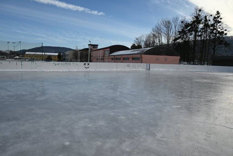 Kdo se obává bruslení na přírodních plochách, jako Bečva nebo na Pískáč, může k bruslení využít nově vytvořenou ledovou plochu, kterou nastříkal EKOLTES Hranice a.s. na in-line hřišti poblíž Plovárny Hranice v Žáčkově ulici.  Lze také využít občerstvení na bazénu a sociální zařízení Plovárny.