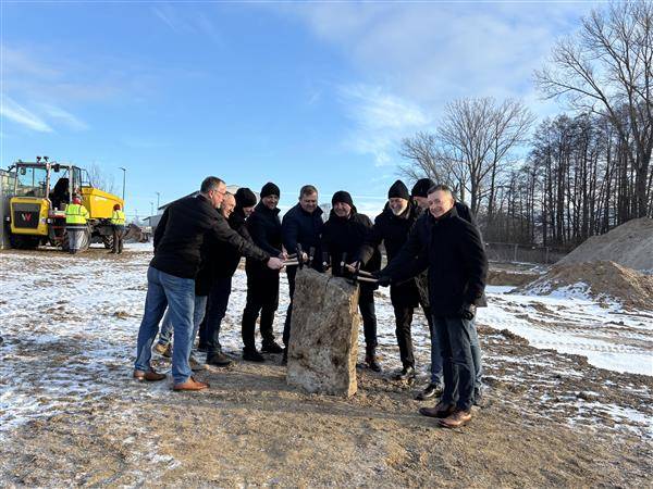 Město Pelhřimov zahájilo výstavbu nové provozní budovy městské společnosti Pelhřimovská vodárenská. Slavnostní poklepání na základní kámen odstartovalo jednu z významných investic města v oblasti technické infrastruktury posledních let. Projekt za 66 milionů korun má zásadní význam nejen pro samotný provoz vodárenství, ale především pro dlouhodobé udržení dostupné ceny vody pro obyvatele.