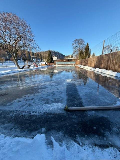 Na dětském hřišti u nádraží dnes začalo bruslení.Děkujeme jednotce JSDH Dobkovice a zaměstancům úřadu za pomoc při přípravě ledové plochy.