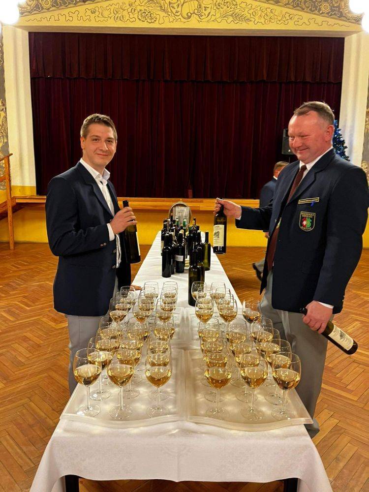 Republika Kraví hora a Obec Bořetice srdečně zvou vinaře, vinařky, vinařské firmy a provozovatele ubytovacích zařízení v Bořeticích na tradiční Žehnání mladého vína a setkání vinařů, které se uskuteční v sobotu 17. ledna od 16 hodin v sále kulturního domu v Bořeticích.