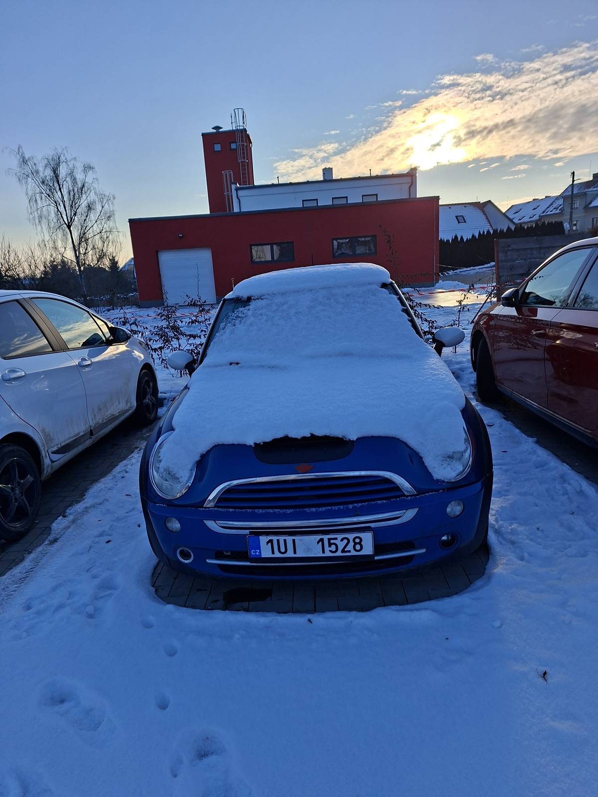 Žádáme majitele vozu, aby dlouhodobě neblokoval parkoviště v obci, které je pro naše občany. Své vozidlo odvezte co nejdříve, jinak bude odtaženo.