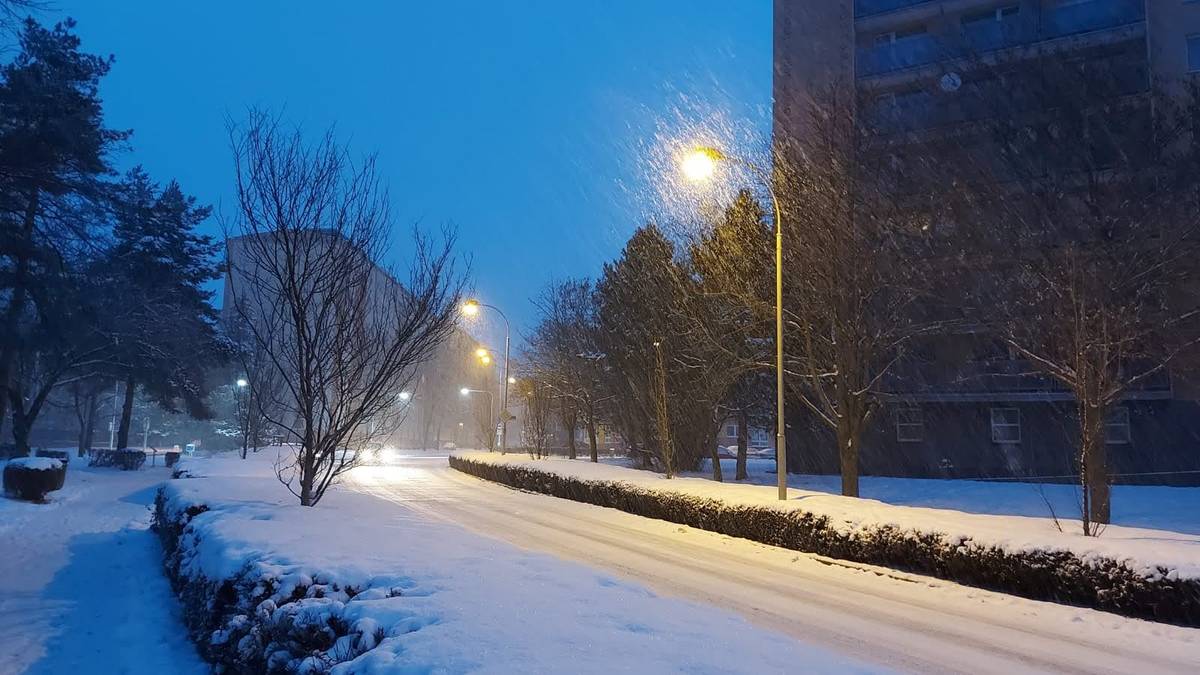 CHODOV (13. 1. 2026) – S nezvykle silným sněžením se museli během uplynulého víkendu potýkat pracovníci Chodovských technicko-ekologických služeb (CHOTES). Do ulic města proto vyjela veškerá dostupná technika a v nepřetržitém provozu se střídalo deset zaměstnanců. „Dělali vše, co mohli a co jim technika dovolila,“ uvedl jednatel CHOTESu Rudolf Pocklan. Práci technických služeb však komplikovala špatně zaparkovaná auta. „Naše posypové vozy se kvůli nim nemohly dostat tam, kam by potřebovaly,“ doplnil jednatel. O tom, že letošní sněhová nadílka byla na začátku roku bohatší než obvykle, svědčí i konkrétní čísla. Jen od čtvrteční noci do neděle spotřeboval CHOTES přibližně 50 tun soli a více než 600 litrů nafty. Pro srovnání – průměrná spotřeba soli za celou zimní sezonu se zpravidla pohybuje okolo 350 tun. „Zásoby se nám tenčí, proto máme objednáno dalších 100 tun soli. Případný přebytek využijeme v další sezoně,“ dodal Rudolf Pocklan. Na snímku je zasněžená Školní ulice. Ilustrační foto.