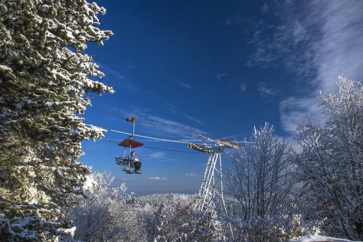 Lanová dráha Krupka — Komáří vížka bude zcela uzavřena od 2. února do 30. dubna 2026. Důvodem uzavření je rekonstrukce budov obou stanic, která přispěje ke zlepšení zázemí i bezpečnosti provozu. Děkujeme za pochopení a trpělivost během probíhajících prací. O znovuotevření lanové dráhy vás budeme včas informovat.