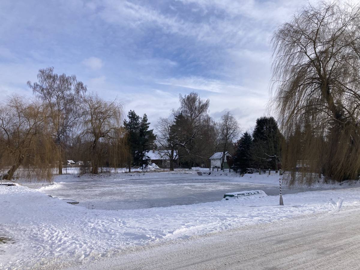 Upozorňujeme na nebezpečí propadnutí při vstupu na led. Zkraje ledu se tvoří kaluže.  Informujte o nebezpečí své děti.  Cesty udržuje obecní technika, je vyjetá.  Obec Hrušová