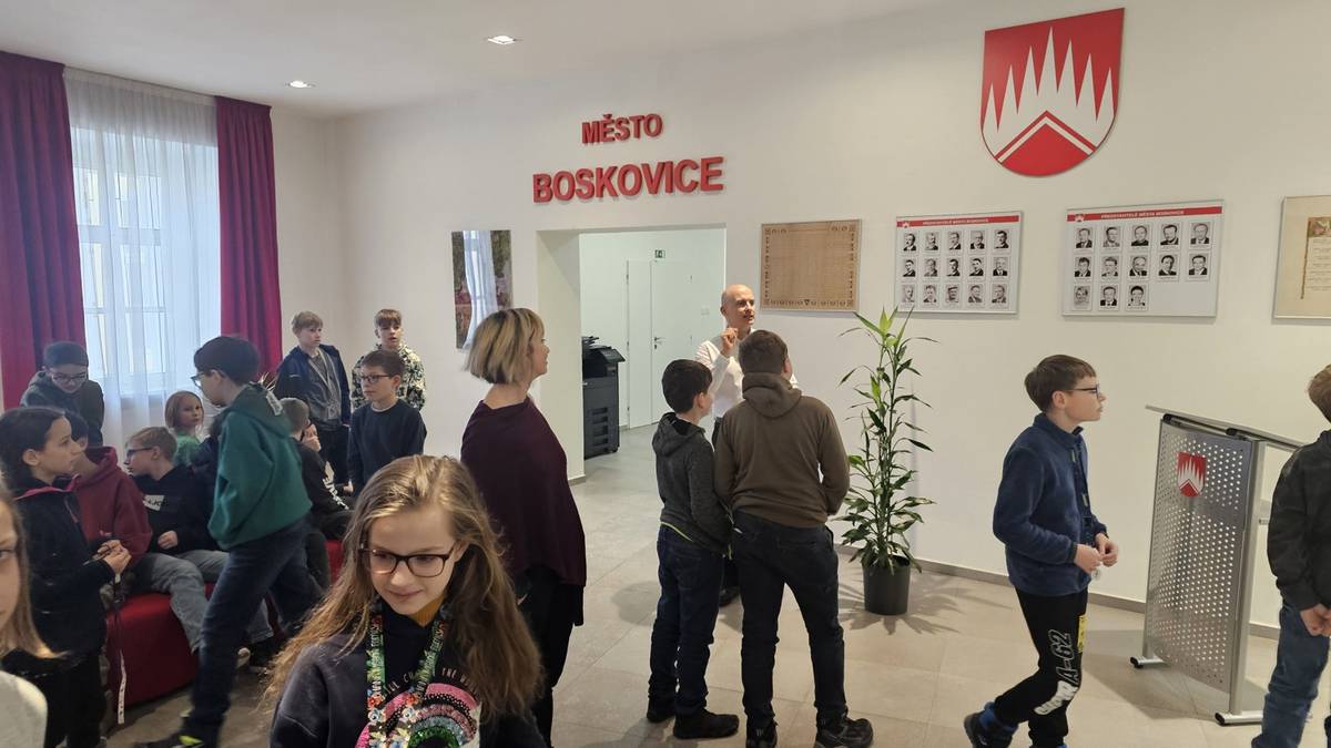 V pondělí 12. ledna 2026 navštívili naši radnici žáci primy Gymnázia Boskovice. Cílem jejich návštěvy bylo seznámit se s chodem úřadu a nahlédnout do práce městské správy.