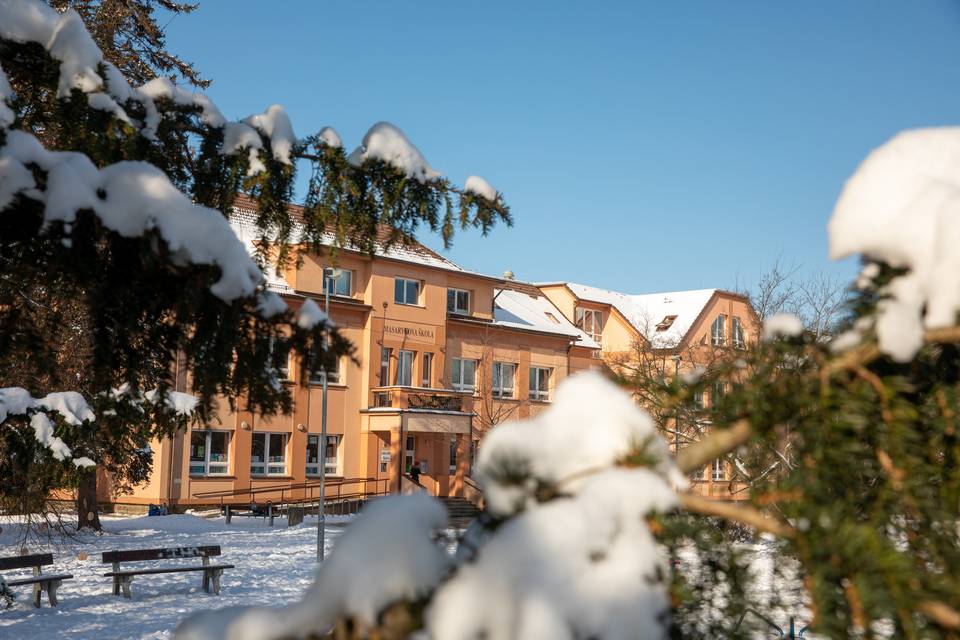 Zápis do 1. tříd se uskuteční ve dnech 2. 2. a 3. 2. 2026, vždy od 14:00 do 18:00. Přítomnost dítěte není povinná, ale jde o dobrovolné motivační setkání a seznámení s prostředím školy. U zápisu je možné využít diagnostiku, která není také nově povinná a je na zvážení rodičů, zda tuto možnost využijí. Prioritně jsou přijímány spádové děti. Naše škola se snaží vyhovět individuálním přáním ohledně kamarádů nebo výběru učitele. Elektronický předzápis právě probíhá online do 19. 1. 2026. Využijte jej pro úsporu času a podání žádosti bez front.Podrobné informace a formuláře: https://www.zspolesna.cz/index.php?type=Blog&id=638