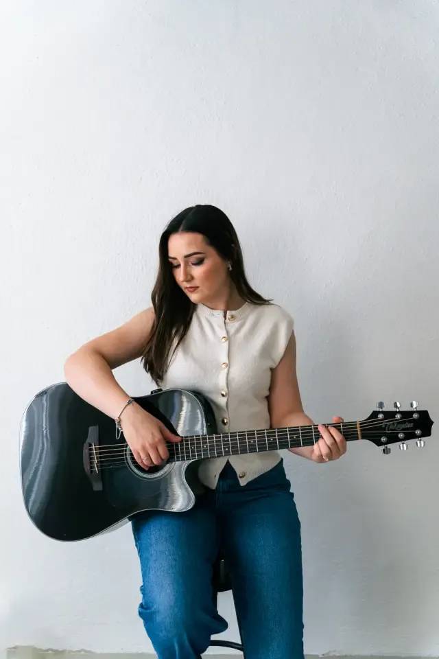 Zpěvačka a autorka Eliška Kotálová, rodačka a obyvatelka našeho města, připravuje své první autorské album s názvem Momenty. Album bude o životě takovém, jaký je – o radostech, výzvách, lásce, vděčnosti i malých velkých okamžicích, které nás formují. Na platformě Donio nyní běží veřejná sbírka, která má pomoci s financováním nahrávání, produkce a vydání alba. 👉 Podpořit projekt můžete zde: https://donio.cz/album-momenty-eliska-kotalova