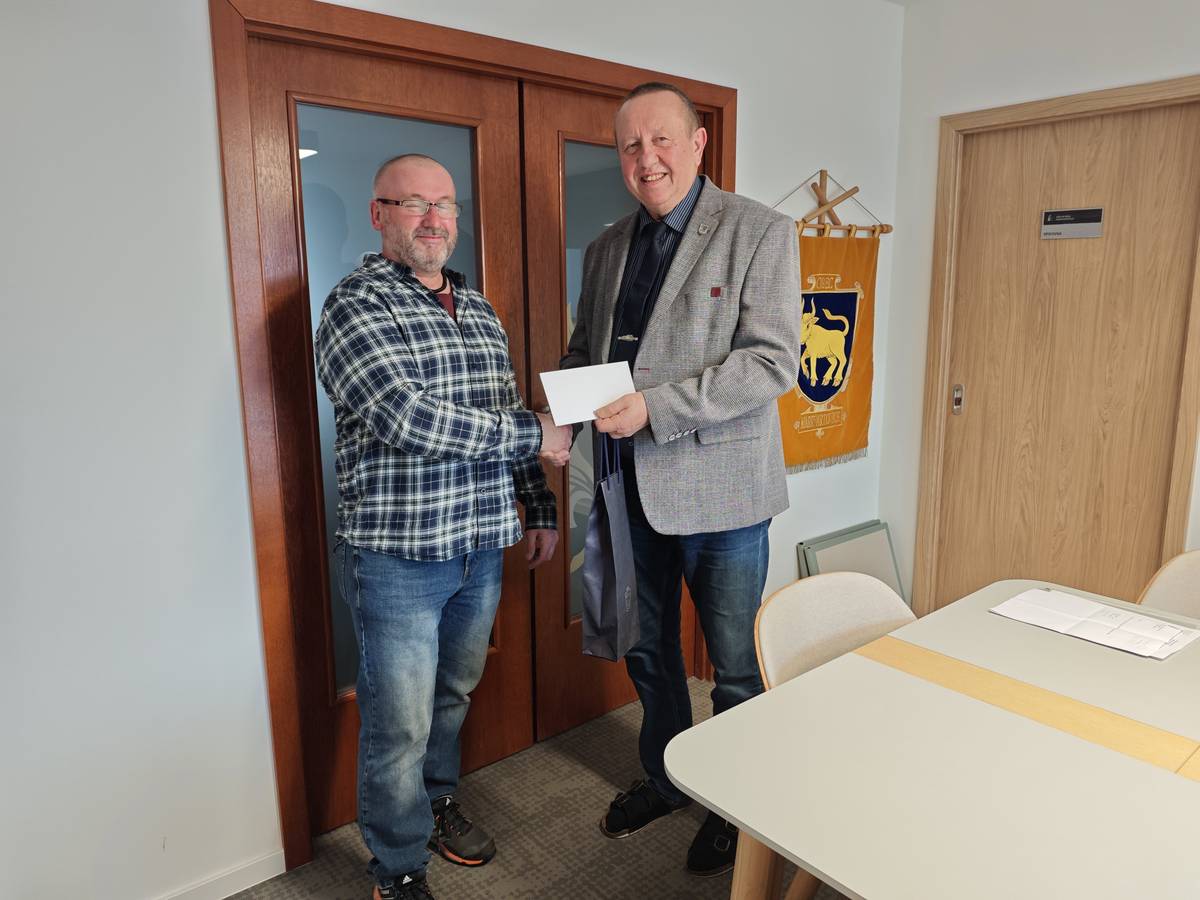 Vážení spoluobčané, s velkým uznáním a vděčností bychom chtěli poděkovat našemu váženému sousedovi, panu Miroslavovi Martinkovi, který dosáhl úctyhodného počtu 250 bezpříspěvkových odběrů krve  🙏. Jeho dlouholetá ochota pomáhat druhým, obětovat svůj čas a energii ve prospěch záchrany lidských životů je příkladem skutečné solidarity, odpovědnosti a lidskosti 👏. Za tento mimořádný čin mu v zastoupení obce dnes odpoledne pogratuloval a předal symbolické poděkování formou finančního daru starosta obce 👍.