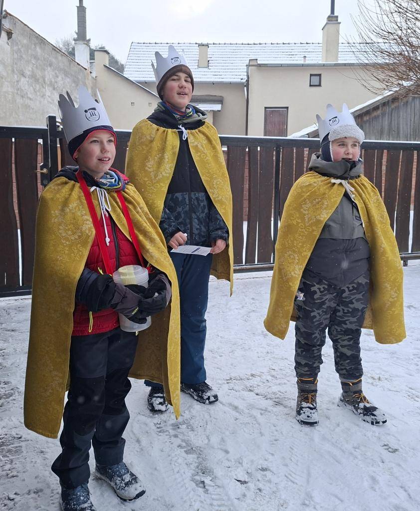 V sobotu 10.ledna 2026 proběhla v naší obci Tříkrálová sbírka, kterou organizuje pod záštitou Oblastní charity Brno šebrovské skautské středisko Ad fontes.  Bylo vybráno celkem 45 695,- Kč, z toho 30 842,- Kč v Šebrově a 14 853,-Kč ve Svaté Kateřině.  Všem dárcům i Třem králům upřímně děkujeme!