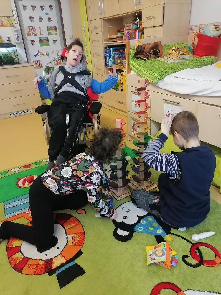 Kulička se kutálí a zvukostrom krásně rozezní - poslouchej...