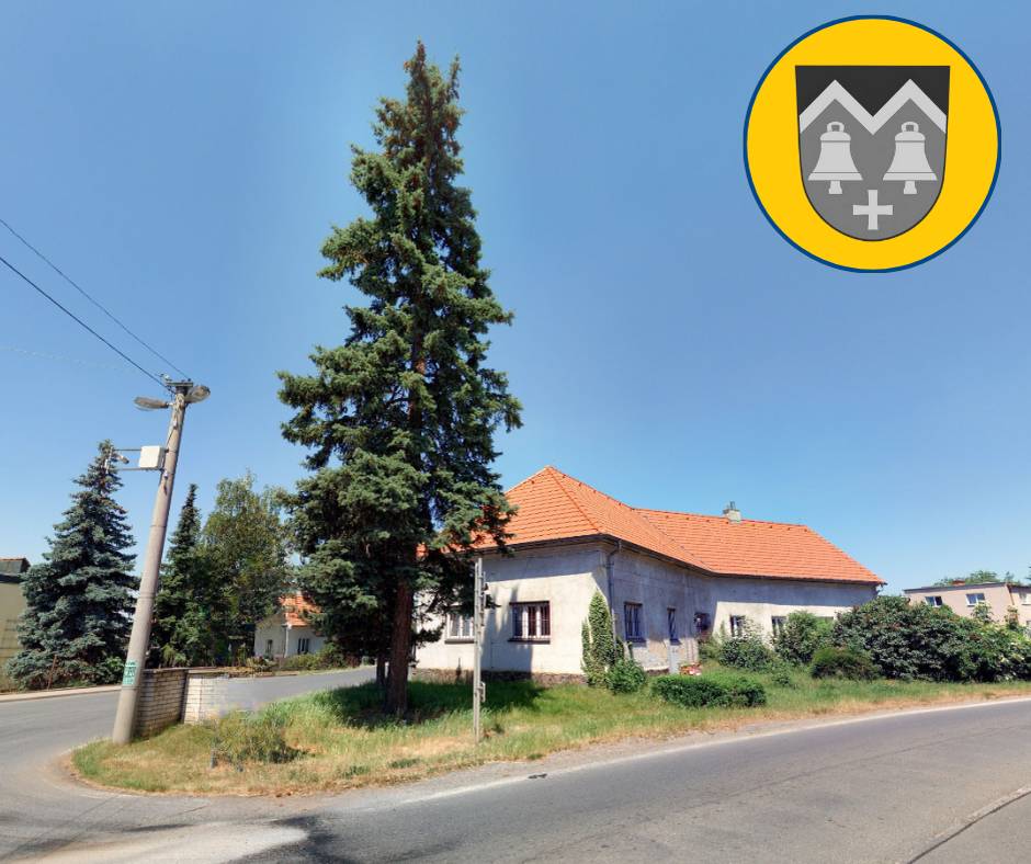 Pokud to počasí dovolí, proběhne 14. ledna kácení smrku u pošty. Prostor zajistí realizační firma. Provoz na silnici by omezen být neměl, u chodců může dojít ke krátkým omezením v řádu minut. Práce jsou plánovány na dobu, kdy budou děti ve škole.   Prosíme chodce, aby se místu vyhýbali. Strom byl před lety poškozen nárazem automobilu a přes snahu arboristy již není stabilní, proto bude z bezpečnostních důvodů pokácen.