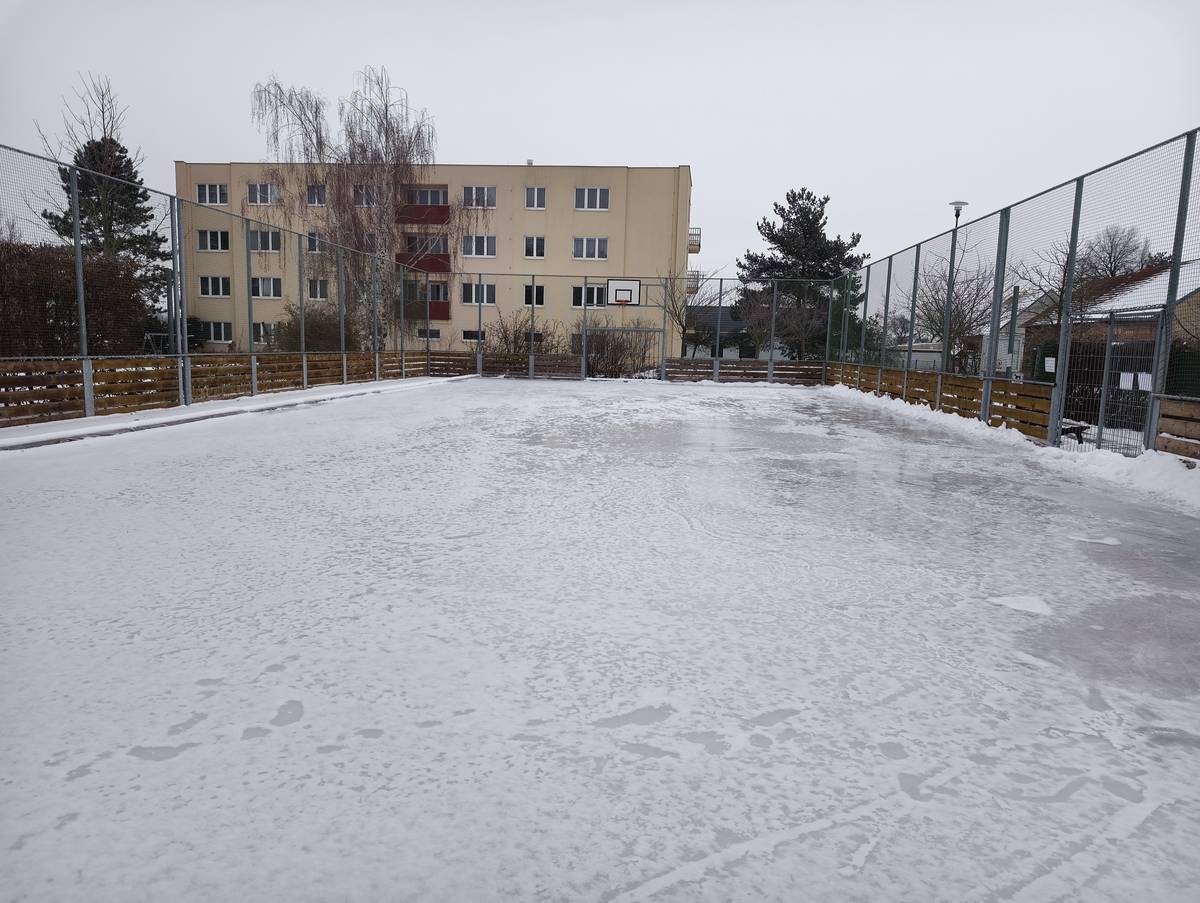 Dnešním dnem začíná možnost bruslení i u nás v Třebestovicích.  Kluziště bylo ve spolupráci v hasiči vytvořeno na multifunkčním hřišti.  Vstup je na vlastní nebezpečí a je zákaz používání hokejek a puků.