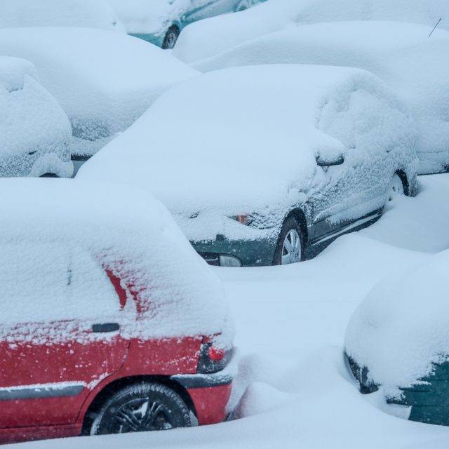 Výrazná sněhová pokrývka vyžaduje zásah vozidel a techniky zimní údržby v ulicích města