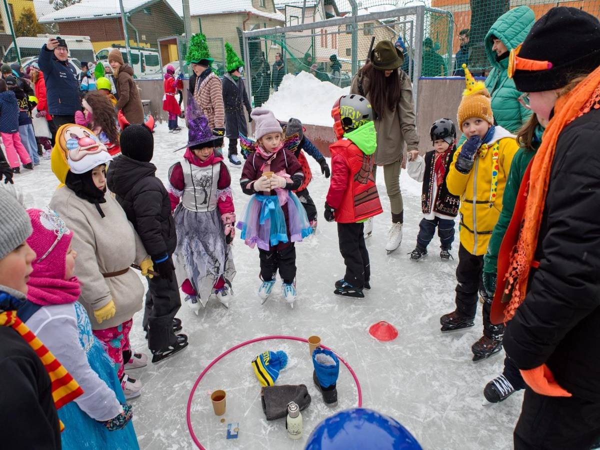 V posledných dňoch máme zimu presne takú, aká má byť. Vďaka tomu sa nám s pomocou dobrovoľníkov podarilo pripraviť skvelú ľadovú plochu na multifunkčnom ihrisku.