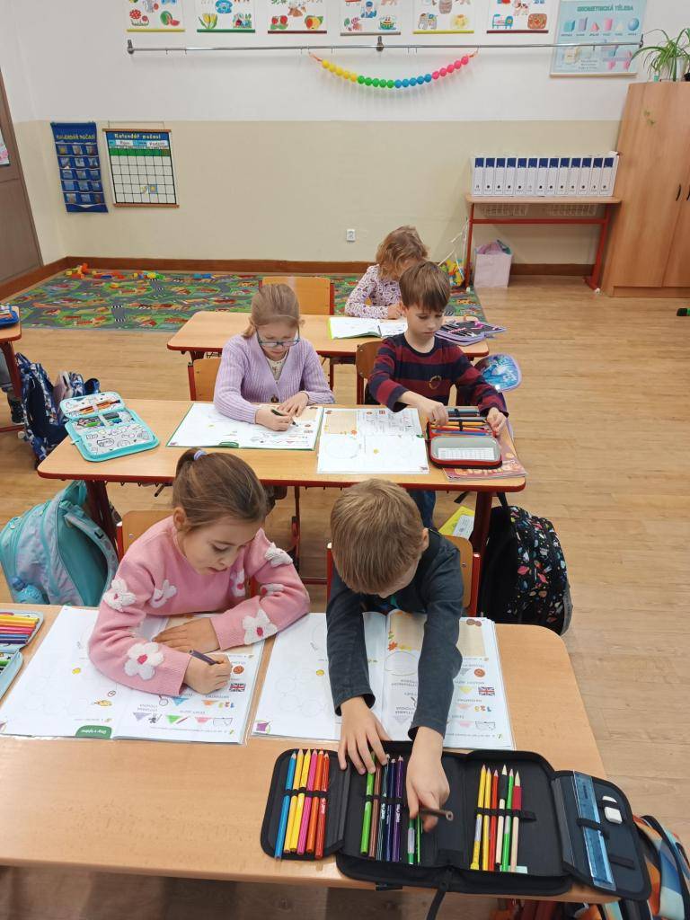 Jak se u nás učí prvňáčci? Ti letošní mají nové kamarády, Elu a Tea, kteří je provázejí zbrusu novými učebnicemi nakladatelství Fraus Klett. Rozklikněte tento příspěvek a přečtěte si, proč letos říkáme našim prvňáčkům Divíci...