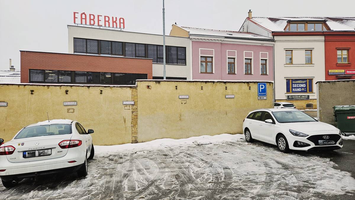 V souvislosti s uzavřením prodejny Mountfield se uvolnila vyhrazená parkovací místa. Městský úřad Boskovice nabízí možnost jejich nového vyhrazení. Jedná se o parkovací místa na ulici Kpt. Jaroše, za bývalou prodejnou Mountfield. Zájemci se mohou informovat na telefonním čísle 516 488 661 u paní Kotíkové.