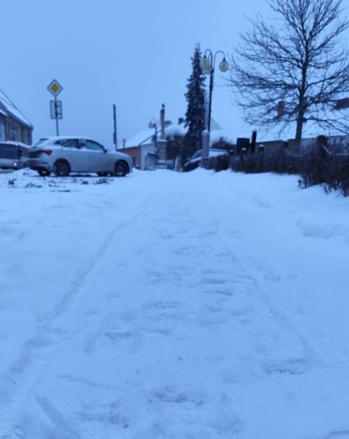 Informace o aktuálním postupu při údržbě chodníků.