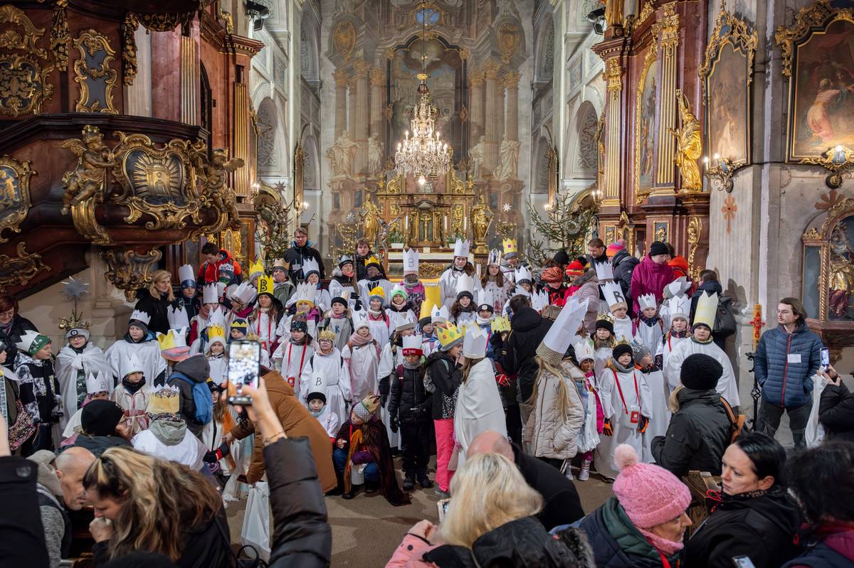 V sobotu 10.01. se Broumovem a okolím doslova prohnalo historicky největší množství tříkrálových koledníků s kasičkami, písničkou a přáníčky. Přes dost nejisté počasí se k 25 vedoucím připojilo celkem 79 dětí, a to i přesto, že ráno 9 dětí rodiče omluvili. Mrazivé počasí děti neodradilo, a tak je přes den, kromě vašeho milého přijetí a obdarování koledou, odměnilo i sluníčko. Začněme od rána, kdy jsme se v 8 hodin sešli v kostele svatých Petra a Pavla společně s panem starostou Arnoldem Vodochodským a panem děkanem Martinem Lanžim. Následoval naprosto řízený chaos, ze kterého se postupně vylouply skupinky, které čítaly různé počty králů. Po společné fotografií jsme mohli vyrazit. V poledne jsme měli jako obvykle zázemí v Centru pro rodinu, kde se postupně vystřídala většina skupinek. Po 15. hodině se začalo venku ochlazovat, a to byl signál, aby se koledníčci skupinka po skupince stáhli do Centra. Ohřáli se, najedli, rozdělili koledu, a pak už si rodiče jednoho po druhém odváželi domů. Nyní je na místě vyjádřit poděkování městu Broumov, ZUŠ v Broumově a oběma ZŠ za krásná přáníčka a stálý přísun koledníků, panu Martinu Minaříkovi za ochotné poskytnutí zázemí v Centru pro rodinu. Děkuji panu děkanovi Martinu Lanžimu, milým kuchařkám, všem vedoucím i rodičům, kteří nám své děti na celý den svěřili. V neposlední řadě děkuji vám všem, kteří jste našim koledníkům otevřeli dveře, svá srdce, a nakonec je odměnili koledou. Tím jste je povzbudili, aby byli schopni vydržet celý den v dobré náladě. Zvláštní poděkování obci Šonov, kde TS probíhala poprvé, a to velmi úspěšně. Ještě podrobnější rekapitulace:  Broumov - 123 139 Kč          Křinice - 25 666 Kč            Martínkovice - 25 151 Kč            Otovice - 7 544 Kč             Božanov - 10 828 Kč            Rožmitál - 4 564 Kč               Šonov - 12 050 Kč            Olivětín - 10 671 Kč             Celkem se vybralo do kasiček 219 703 Kč.             Závěrem bych ještě jednou chtěla poděkovat za přízeň, popřát úspěšný rok 2026 a ujistit vás, že koruny z TS, které se vrátí zpět do Broumova, použijeme na podporu lidem v těžké životní situaci. Věřte, že to má smysl.  Za všechny účastníky TS Ilona Patrná Foto: Tomáš Valášek Fotogalerie na webových stránkách města ZDE.