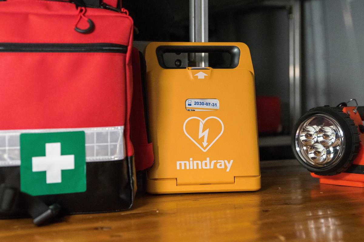 Celkem čtyři automatizované externí defibrilátory (AED), které mohou v případě náhlé zástavy srdce zachránit život, nově pořídil městský obvod Ostrava-Jih. Umístěny budou na frekventovaných a dobře dostupných místech: ·         v pokladně Kině Luna v Zábřehu, ·         u dobrovolných hasičů na Hasičské ulici v Hrabůvce, ·         u fotbalistů FC Ostrava-Jih, Krasnoarmejců 26 v Zábřehu ·         ve sportovní hale Dubina (po dokončení její rekonstrukce). Obvod již nyní disponuje dvěma veřejně přístupnými defibrilátory – na radnici Jihu na ulici Horní v Hrabůvce a v informačním centru na Náměstí Ostrava-Jih. Díky novému nákupu se jejich počet rozšíří na šest zařízení, která mohou v případě náhlé zástavy srdce rozhodnout o záchraně lidského života.