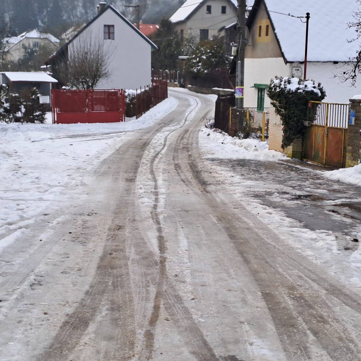 Vážení, pro letošní rok platí nová výše obecních poplatků, informace k tomu jsou vyvěšené na webu v sekci "aktuality":   https://www.svatyjan.cz/novinky/aktuality/obec-je-nucena-v-roce-2026-zdrazit-mistni-poplatky-504cs.html Začínáme se zpracováním nového územního plánu. Podepsali jsme smlouvu s atelierem Ing. arch. Petra Vávry, který se svými kolegy zahájí terénní průzkum a dokumentaci. Pokud tedy v nejbližších měsících uvidíte postavy, které se pohybují po obci a cosi fotí nebo zapisují, bude to nejspíše souviset s touto zakázkou. Zpráva o uplatňování ÚP, obsahující došlé podněty k novému ÚP, bude zveřejněna na geoportálu - odkaz poté zveřejníme na webu.  Před vánocemi byl zkolaudován nový vodovod Sedlec - Svatý Jan. Prvních 12 přípojek bylo ještě před svátky zprovozněno, ostatní budeme otevírat postupně na vyžádání. V případě potřeby vaši přípojku zprovoznit, se prosím ozvěte na OÚ.  Klimatické poměry si s námi začátkem roku trochu zašpásovaly - idylická zima dlouho nevydržela a čelíme velmi nebezpečné situaci na cestách a silnicích. Děkuji všem za pochopení a také za přiložení ruky k dílu, je-li potřeba některý úsek cest prohrnout nebo posypat. Do místních částí Sedlec a Záhrabská AVE zajíždí v daleko menším rozsahu, než je upraveno smlouvou. Snažíme se to řešit.  Do nového roku hodně zdraví a pozitivní energie přejí     Dana Posová a Jiří Bouček