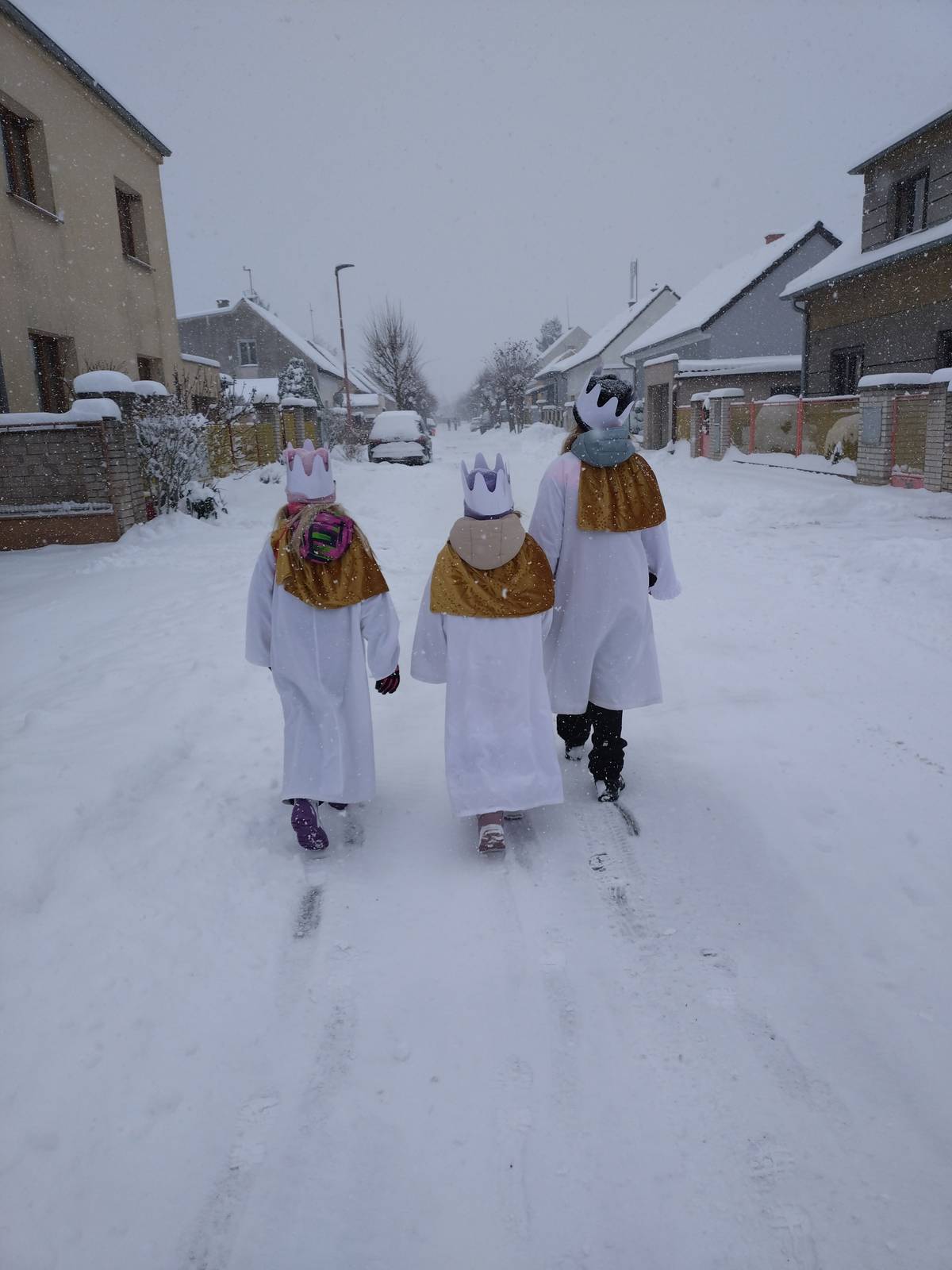 Dnes byly v Hrobcích rozpečetěny kasičky Tříkrálové sbírky pracovníky Charity Litoměřice. Bylo vybráno krásných 16 034 Kč. Děkujeme za Vaši každoroční štědrost a šesti malým králům za ochotu a nadšení, se kterou se do sbírky vrhli!❤️