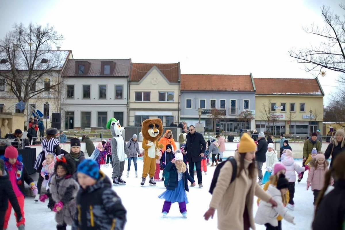 Vďaka priaznivému počasiu si môžete korčuľovanie v centre mesta užívať ešte dlhšie. Teší nás, že podporujeme pohyb, zdravý životný štýl a zároveň centrum mesta žije aj počas zimných dní.      Otváracie hodiny klziska| 8:00 – 21:00 Úprava ľadu| 13:30 – 14:30     Už túto sobotu 17. januára vás pozývame na KARNEVAL NA ĽADE, začiatok o 10:00 hod. Pripravte si masky, kostýmy a dobrú náladu – čaká vás veselá atmosféra, korčuľovanie v maskách a zábava pre malých aj veľkých.   Tešíme sa na vás!