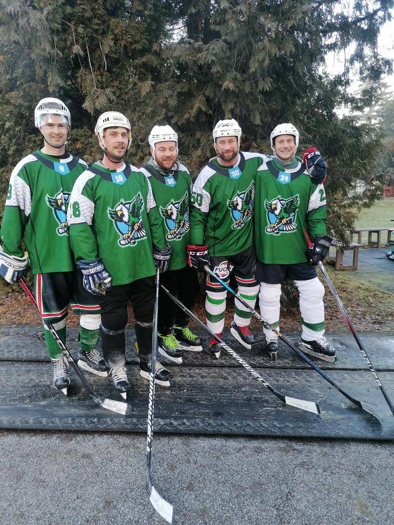 Zimní Kolín a Velim letos (8.–11. ledna 2026) hostily Mistrovství Česka a Slovenska v rybníkovém hokeji 2026 (MCZSK) – turnaj pod hlavičkou „Hokejový sen“, který má pro amatérské týmy mimořádnou prestiž: jde totiž o kvalifikaci na světový šampionát v Kanadě.