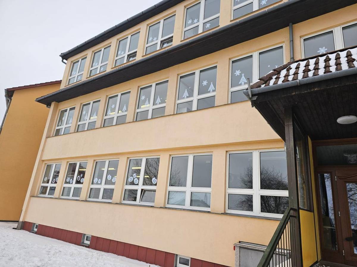 Každým rokem je naše škola zimně vyzdobena, ale letošní opravdová zima je pro děti zážitkem - i mini svah před školou se stal pro naše nejmenší zdrojem radosti.