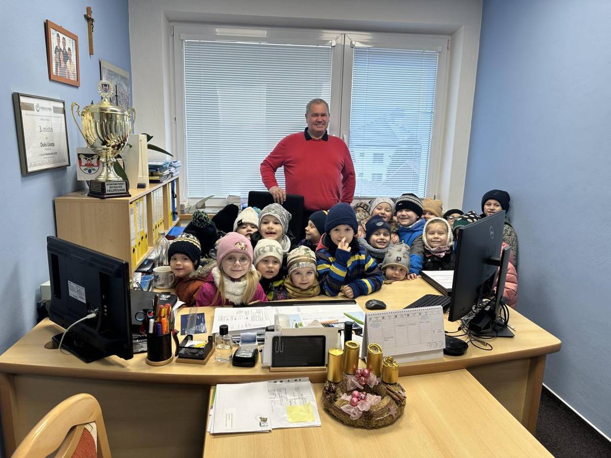 Ve středu 17. prosince a ve čtvrtek 18. prosince 2025 jsme se vydali koledovat po vesnici i do školy. Navštívili jsme obecní úřad, poštu, obchod se smíšeným zbožím, hostinec a firmu Lagris. Dále jsme také koledovali na základní škole pro všechny žáky a pedagogy.