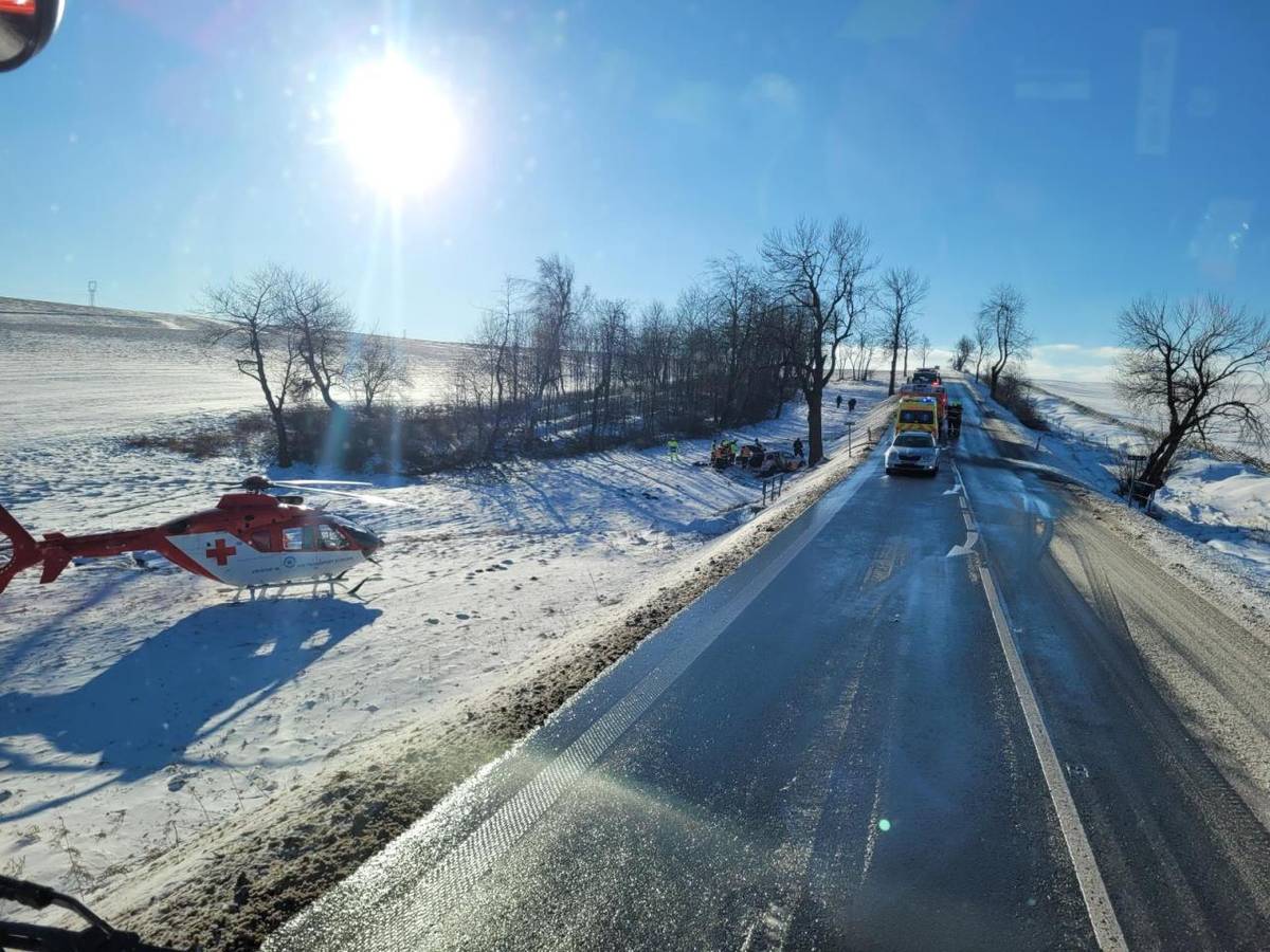 Hasiči radí, jak se bezpečně pohybovat na silnicích v zimě