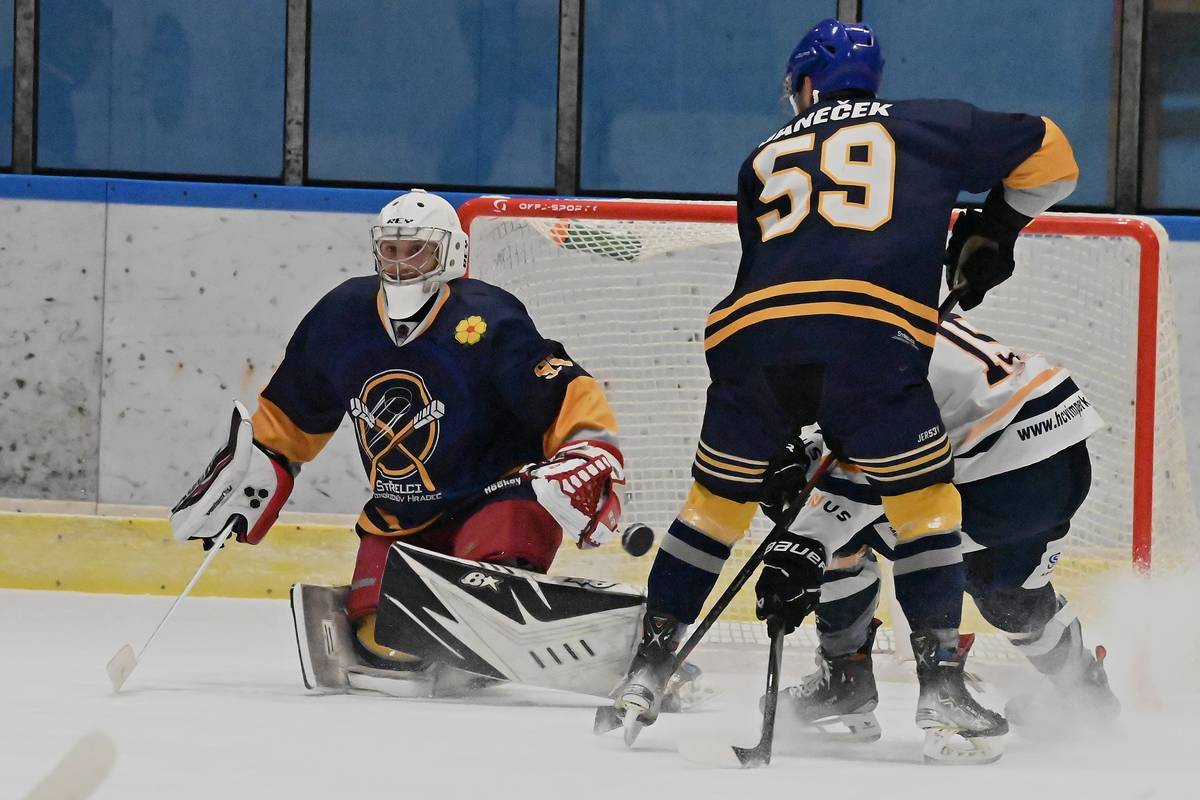 Jindřichohradečtí hokejisté v 22. kole krajské ligy ztratili dobře rozehraný duel na otevřeném kluzišti v Hluboké nad Vltavou a domácím Rytířům nakonec podlehli 3:4 v prodloužení. V tabulce jim před blížícím se play off nadále patří čtvrtá příčka.