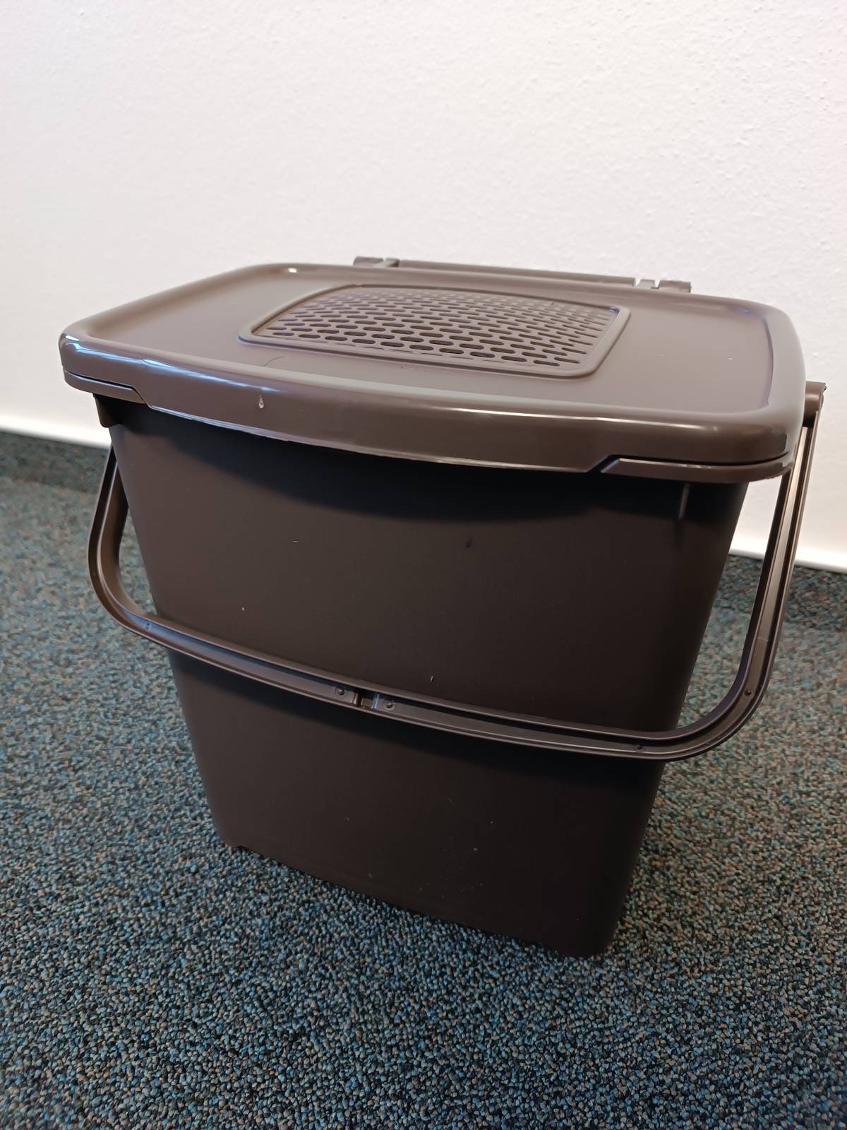 📆 Na obecním úřadě je možné zakoupit pár posledních obecních kalendářů na rok 2026 (100 Kč)! Dále je možné zakoupit obecní pohlednice (10 Kč) a dřevěné brože (100 Kč). 🗑 Poplatek za odpad na rok 2026 činí 800 Kč / rok / osobu. 👜 Stále je možné vyzvednout si na obecním úřadě tašky na tříděný odpad.  👉 Nově je možné vyzvednout si na obecním úřadě kyblík na bioodpad. Vyzvednutí je možné jen do vydání zásob, jde o zkušební množství.