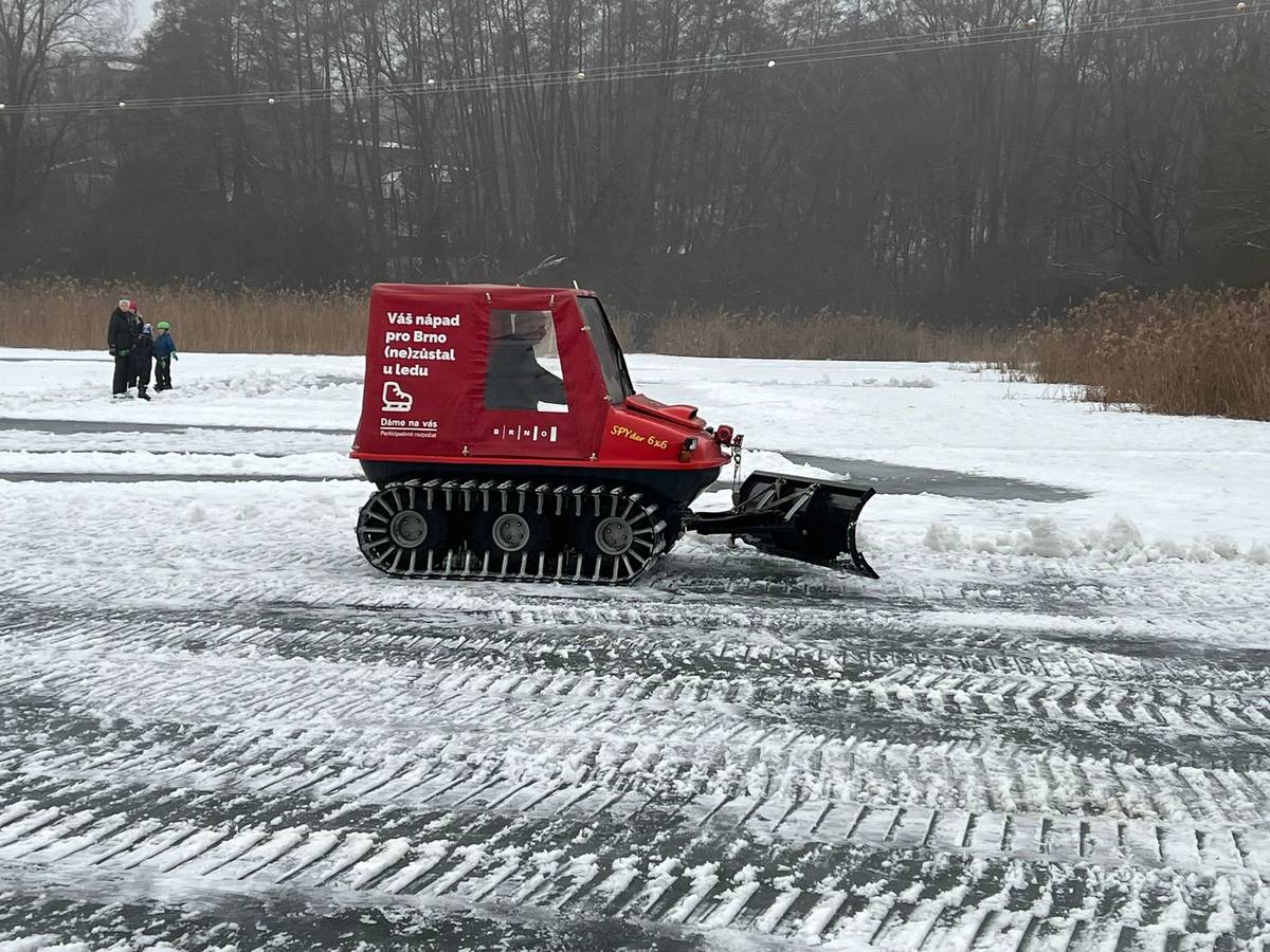 Dnes proběhla úprava ledu na Žebětínském rybníku rolbou Lesů města Brna. Ledová plocha je nyní připravena pro veřejnost. Prosíme návštěvníky o zvýšenou opatrnost a dodržování bezpečnostních zásad. Zároveň žádáme o udržování pořádku a ohleduplné chování v okolí rybníka. Přejeme všem hezký víkend.