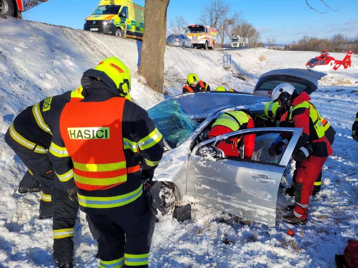 Hasiči radí, jak se bezpečně pohybovat v zimě na silnicích