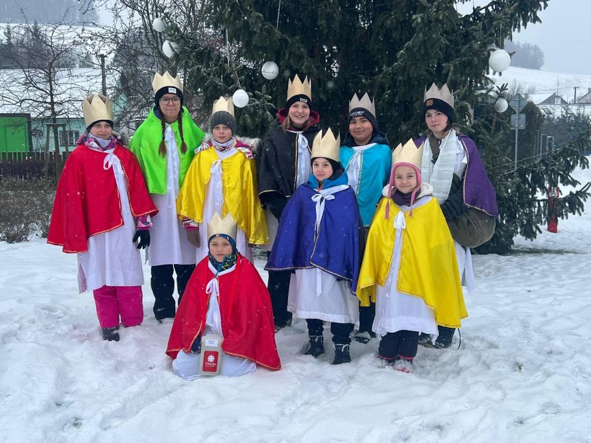 Letos se v naší obci do Tříkrálové sbírky zapojily 3 skupinky koledníků, které i přes náročné zimní podmínky poctivě obešly domácnosti. Díky jejich nasazení a vaší štědrosti se podařilo vybrat krásnou částku 20 944 Kč.
