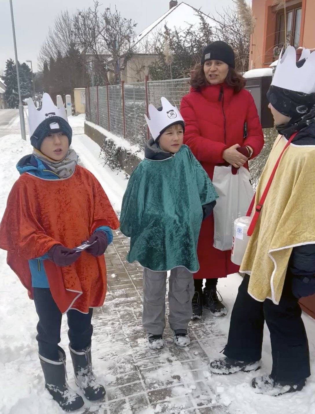Ve Veltrusích se letos při Tříkrálové sbírce podařilo vybrat celkem 13 596 Kč. K tomu v pátek 9. ledna koledníci vybrali další 4 000 Kč. Celkem se tak ve Veltrusích vybralo zhruba 17,5 tis. Kč. Charita děkuje všem dárcům za štědrost a podporu. Poděkování patří také koledníkům, kteří se do sbírky zapojili.