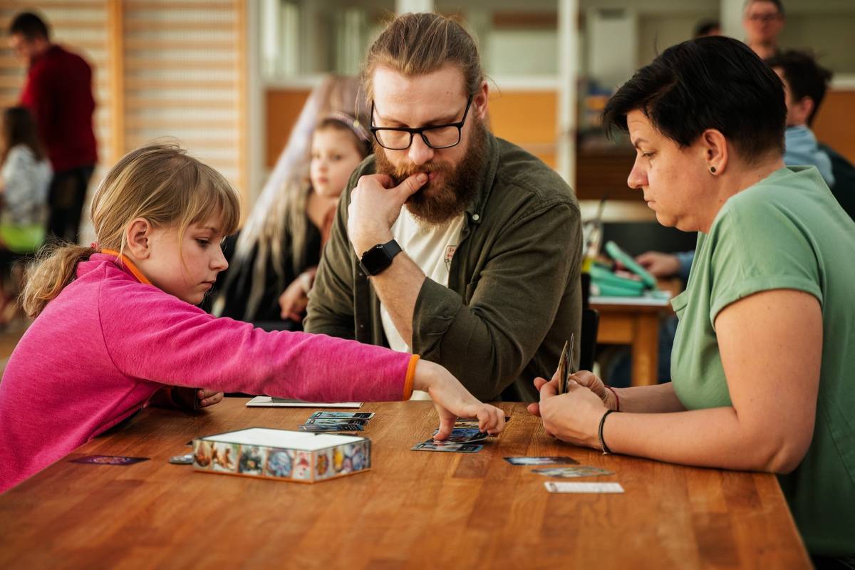 Deskohraní v Hrušovanech na Sokecu v neděli 18.  ledna od 14.00. Akce pro veřejnost od 8 let.   Deskové hry už dávno nejsou jen člověče nezlob se nebo prší. V moderních deskových hrách můžete svádět epické bitvy, budovat mocné říše, zachraňovat svět před pandemií, přežít zombie apokalypsu a spoustu dalšího. Zabaví Vás na pár minut i na dlouhé hodiny. 😁   Na akci si můžete vybrat a zahrát mnoho her z naší sbírky. Hry karetní i deskové od 1 až pro 8 hráčů. Hry všech žánrů pro všechny věkové kategorie.   K dispozici budou vedoucí z oddílu, kteří vám hru připraví a dopodrobna vysvětlí a pomůžou s prvními krůčky.   Přijít můžete sami i s partou kamarádů. Vstupné dobrovolné.   📸 Fotky jsou ilustrační z minulého roku od pana Valouška.