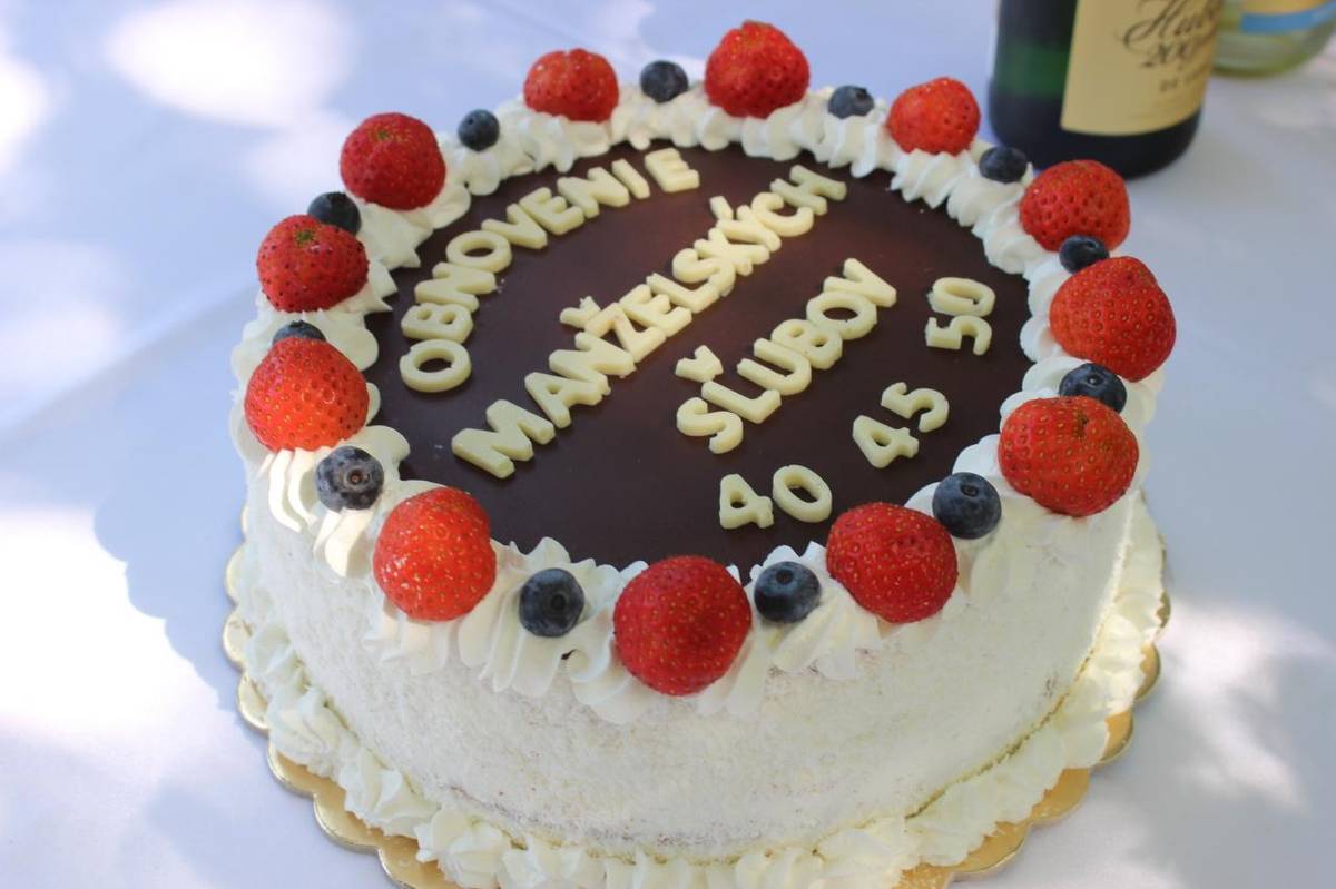 V záhrade za kultúrnym domom sa niesla krásna a dojímavá atmosféra pri oslave svadobných jubileí našich manželských párov.