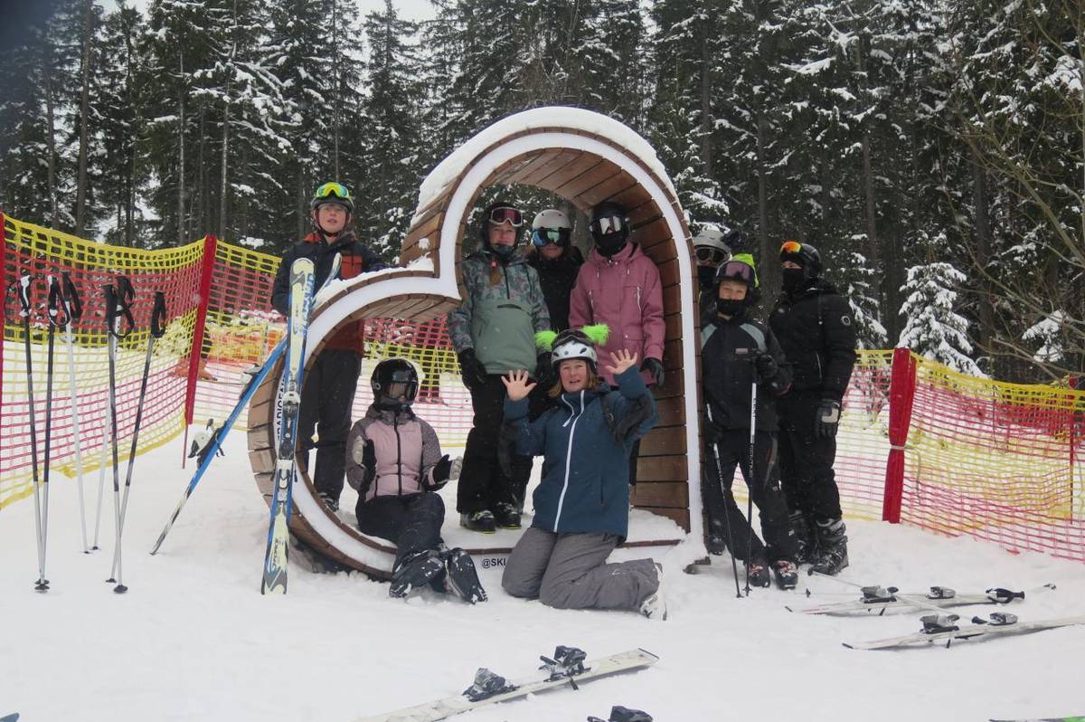 NEDĚLE – DEN PRVNÍ    V neděli 11. ledna vyrazili žáci 8. třídy, posílení o 4 deváťáky, na lyžařský výcvikový kurz na Zadov. Jelikož sněhová nadílka a mráz již přes týden byly i na Oseku, tak příjezd do horského střediska na Zadově nebyl zase takový šok.