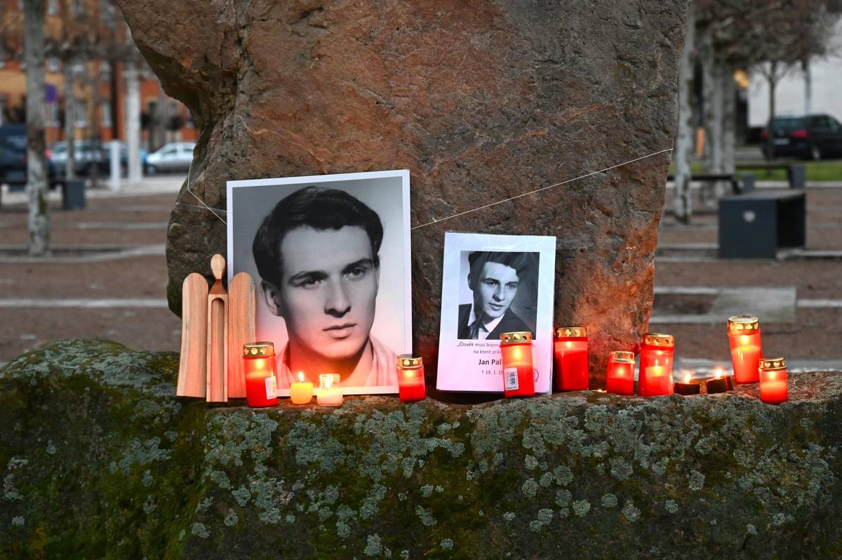 📍 Přijďte uctít památku Jana Palacha položením květin a zapálením svící na vzpomínkové setkání, které se uskuteční v pátek 16. ledna od 17 hodin u Památníku obětem komunismu na Riegrově náměstí. 📍 Před 57 lety se na Václavském náměstí upálil student Filozofické fakulty Univerzity Karlovy Jan Palach, který o 3 dny později zemřel na následky v nemocnici. Jeho čin symbolizoval protest proti politickému vývoji v Československu po srpnové invazi vojsk Varšavské smlouvy s cílem probudit český národ z lhostejnosti.