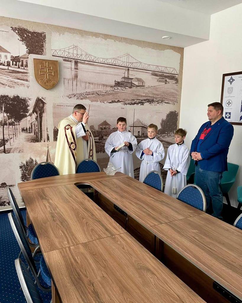 Otec Peter na sviatok Zjavenia Pána, u nás začal požehnávania príbytkov a požehnal budovu mestského úradu a jeho priestory. Ďakujeme za požehnanie!