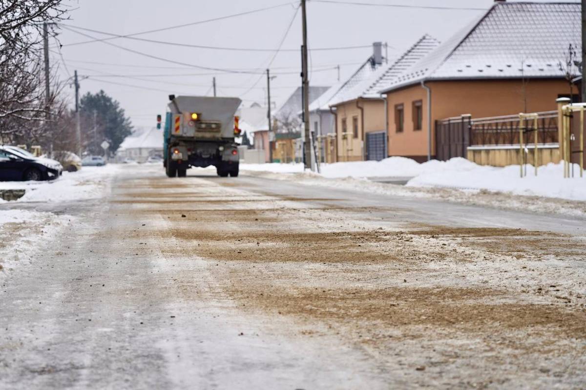 Upozorňujeme, že aj napriek prebiehajúcemu posypu ulíc môžu byť podmienky na cestách naďalej nepriaznivé. Prosíme o zvýšenú opatrnosť pri pohybe, jazdite pomalšie a obozretne. Chráňme seba aj ostatných!